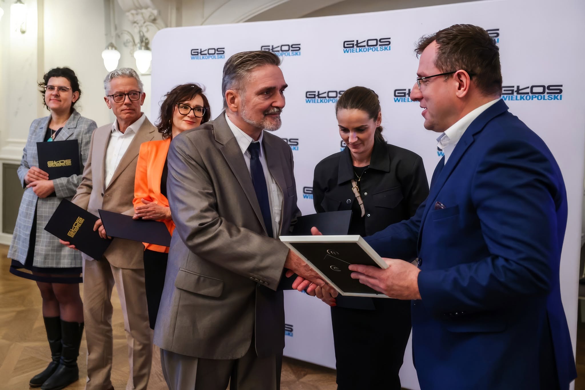 Wręczenie wyróżnienia podczas uroczystości Głosu Wielkopolskiego